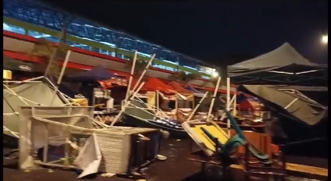 Tenda-tenda UMKM yang dipasang di GOR Samapta Magelang roboh usai Kota Magelang diguyur hujan deras dan angin kencang Senin (9/10) sore.