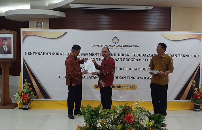 Suasana penyerahan SK Kemendikbud Ristek tentang izin penyelenggaraan program doktor pada Prodi Arsitektur UAJY, Senin (9/10).IWAN NURWANTO/RADAR JOGJA