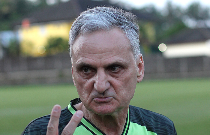 Mariah Mihail saat memimpin latiahn perdana PSS Sleman di Lapangan Pakembinangun, Sleman.