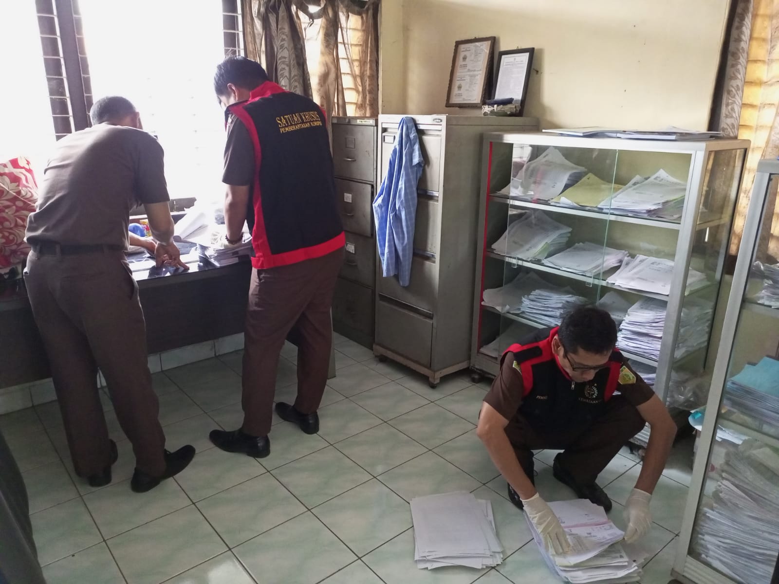 Tim penyidik Kejaksaan Negeri (Kejari) Kebumen melakukan penggeledahan di gudang pupuk lini III PT Pupuk Indonesia Group di Kelurahan Wonokriyo, Kecamatan Gombong, Selasa (10/10/2023).
