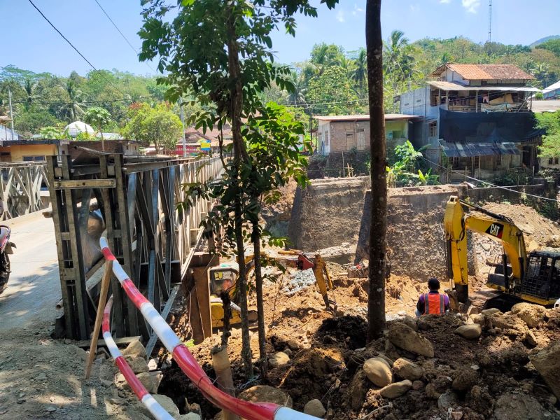 Proses perbaikan atau pembangunan jembatan sedayu di Desa Sedayu, Kecamatan Loano, Purworejo beberapa waktu lalu. (JIHAN ARON VAHERA/RADAR JOGJA)