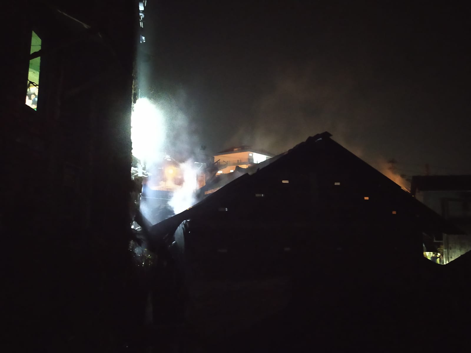 PADAM: Kobaran api dari sebuah rumah di Kampung Panjangrejo, Panjang berhasil dipadamkan.