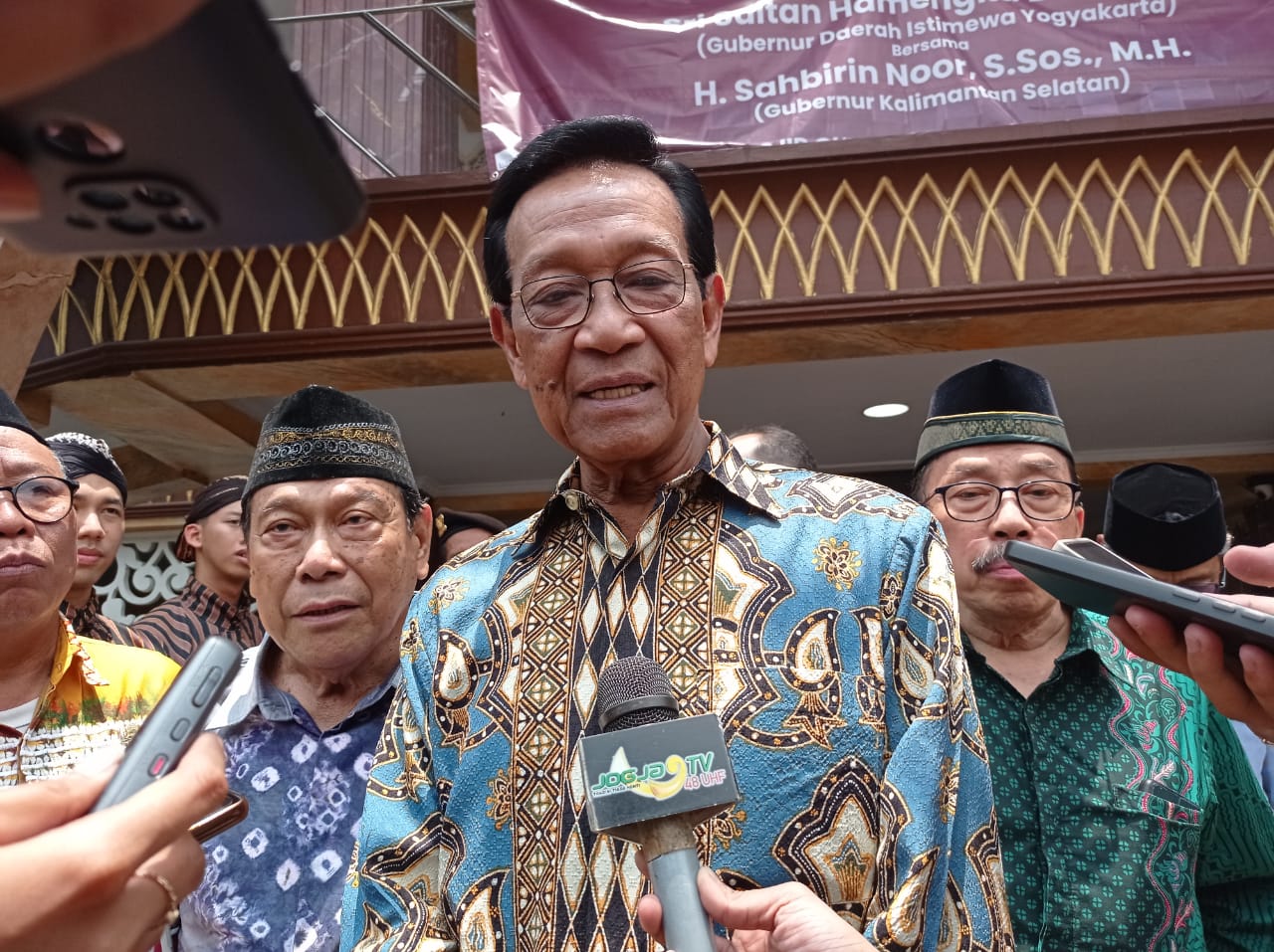 BERSIHKAN: Gubernur DIY Hamengku Buwono X.