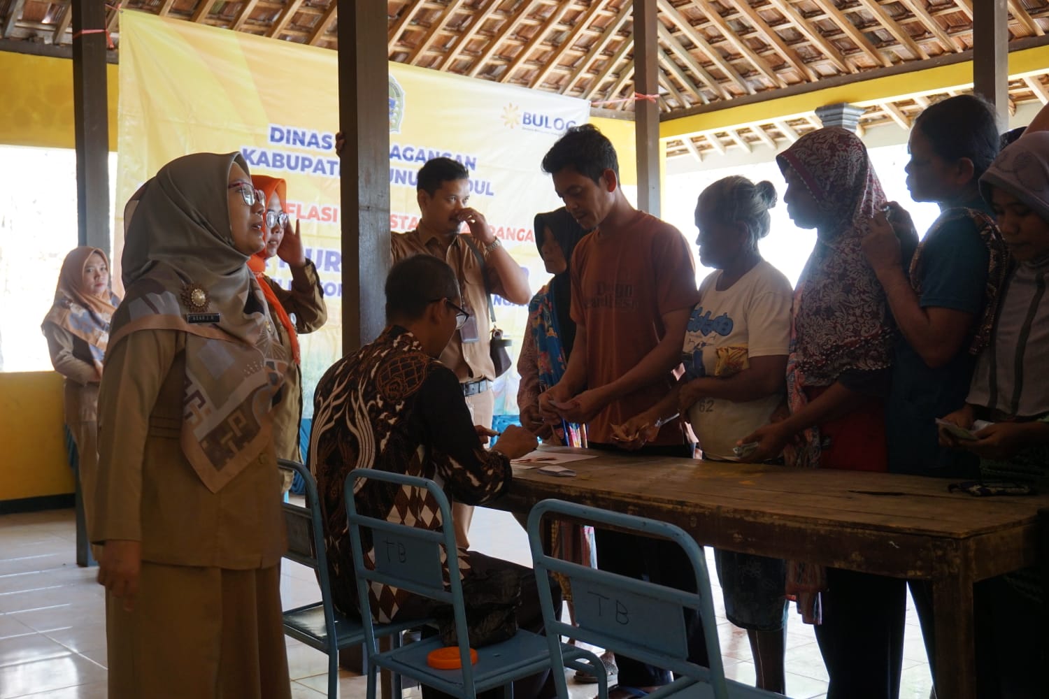 BELUM STABIL: Warga di wilayah Kapanewon Paliyan antre mendapatkan bantuan beras dari pemerintah beberapa waktu lalu. (Dokumen Radar Jogja)