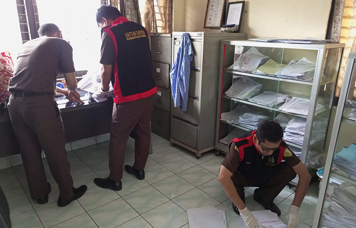 CARI TAMBAHAN BUKTI : Tim penyidik Kejaksaan Negeri (Kejari) Kebumen menggeledah gudang pupuk subsidi di Kelurahan Wonokriyo, Kecamatan Gombong,(10/9).M Hafied/Radar Kebumen