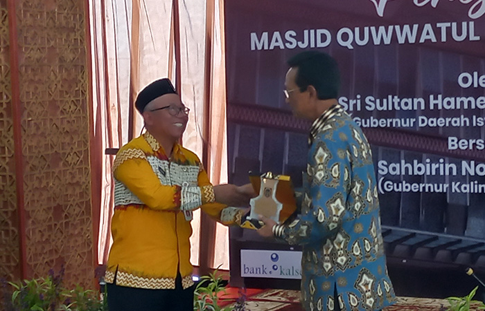 PERSAUDARAAN: Gubernur DIJ Hamengku Buwono X menerima Cinderamata dari Pemprov Kalimantan Selatan usai Peresmian Masjid Quwwatul Islam Jogjakarta Selasa (10/10).Winda Atika Ira P / Radar Jogja