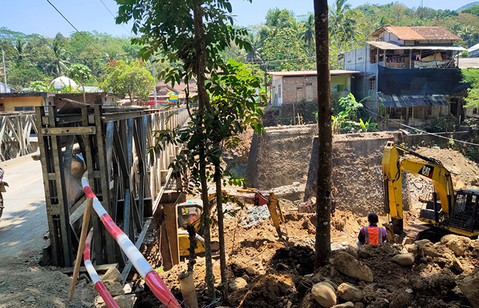 Proses perbaikan atau pembangunan jembatan sedayu di Desa Sedayu, Kecamatan Loano, Purworejo beberapa waktu lalu.JIHAN ARON VAHERA/RADAR JOGJA