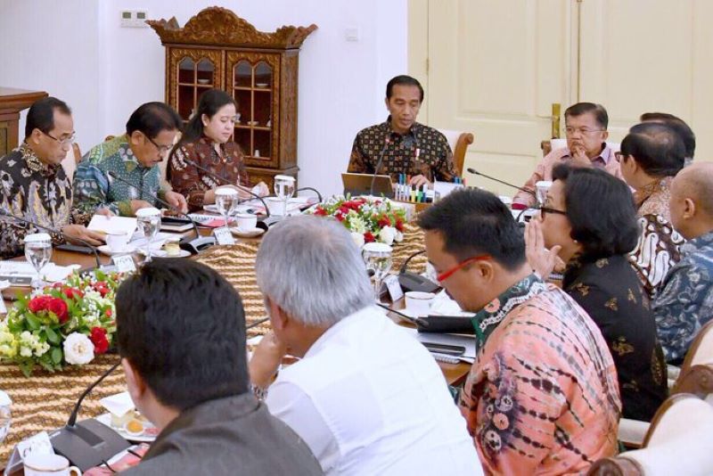 Foto: Presiden Joko Widodo dan Jajarannya sedang melakukan ratas membahas PON XXI. (x.com @jokowi)