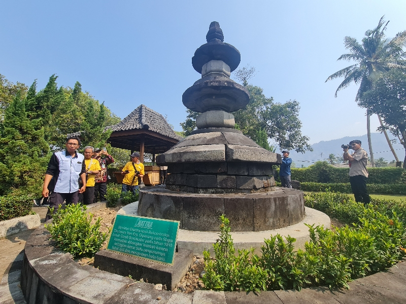 BERDIRI KOKOH: Inilah penampakan struktur chattra hasil rekonstruksi Theodore van Erp. Dipasang pada stupa induk sekitar 1910, lalu dibongkar kembali. +Naila Nihayah/Radar Jogja)