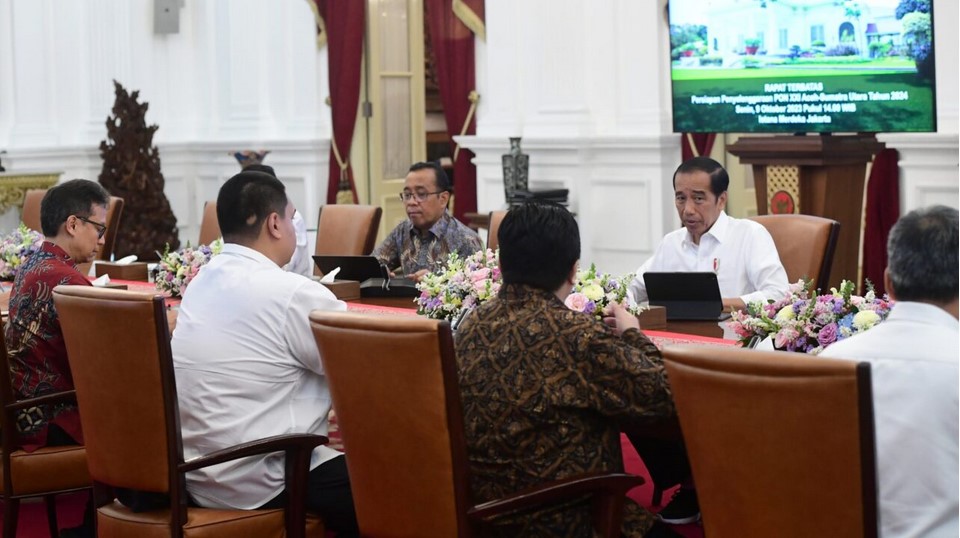 Presiden Joko Widodo memimpin ratas di Istana Merdeka, Jakarta, Senin, 9 Oktober 2023 membahas persiapan PON XXI. Foto: BPMI Setpres/Lukas