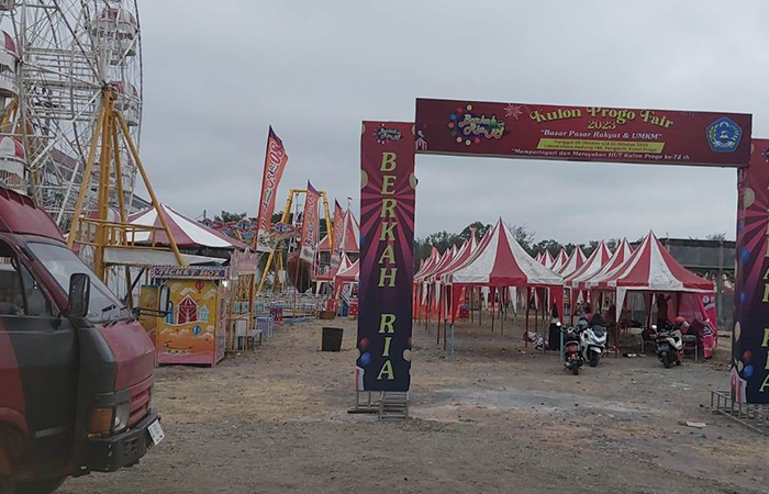 SIAP DIGELAR: Stand pameran dan hiburan sudah mulai didirikan di kompleks Stadion Cangkring Kalurahan Bendungan, Kapanewon Wates, Kulon Progo.HENDRI UTOMO/RADAR JOGJA