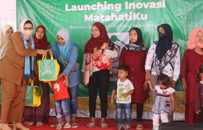 TEKAN: Pj Bupati Kulon progo Ni Made Dwipanti Indrayanti saat launching Program MatahatiKu di Kantor Kalurahan Kaliagung, Kapanewon Sentolo, (10/10).HENDRI UTOMO/RADAR JOGJA