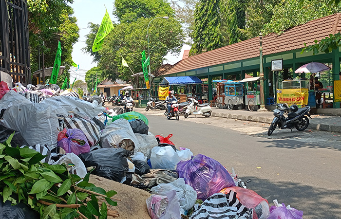Kondisi tumpukan sampah di Depo Lapangan Karang, Kotagede, yang berseberangan dengan pusat kuliner kemarin (11/10).Alfi Annissa Karin/ Radar Jogja