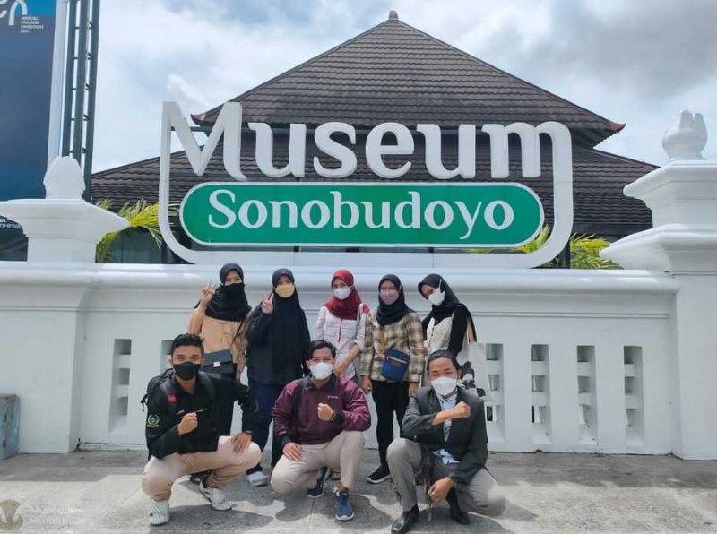 Pengunjung Museum Sonobudoyo Jogjakarta berswa foto bersama.  (Museum Sonobudoyo.com)
