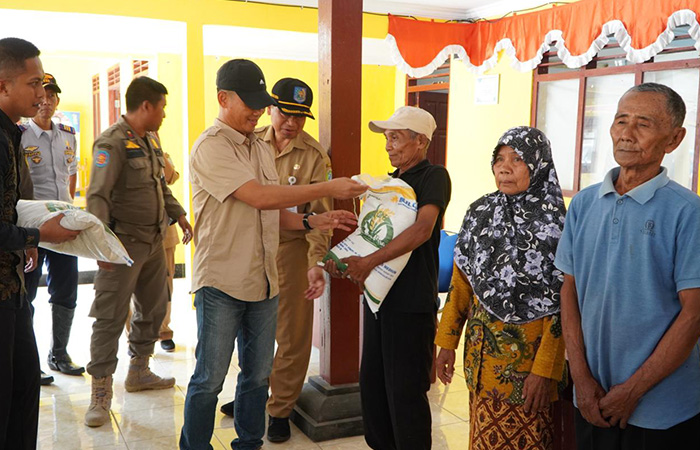 BIAR STABIL - Warga Kapanewon Ponjong menerima bantuan bantuan beras cadangan pemerintah belum lama ini.Kominfo Gunungkidul untuk Radar Jogja