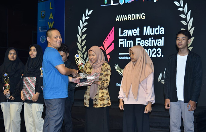 BERI SEMANGAT : Bupati Kebumen Arif Sugiyanto menyerahkan hadiah kepada para pemenang di ajang Lawet Muda Film Festival, (11/10).PROKOPIM KEBUMEN