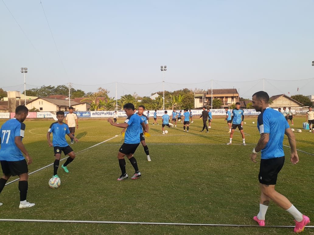 SIAP: Pemain PSIM Jogja berlatih di Maguwoharjo. (Rizky Wahyu/Radar Jogja)