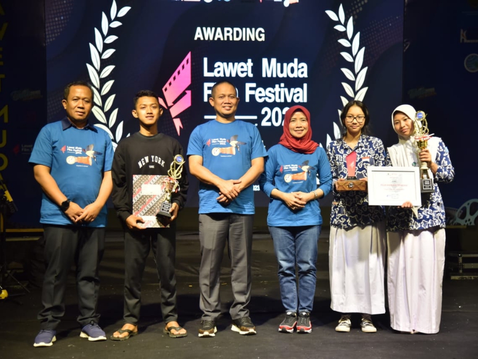 BERI SEMANGAT: Bupati Kebumen Arif Sugiyanto mendukung sektor ekonomi kreatif terus berkembang. Hal ini disampaikan saat penyerahan hadiah Lawet Muda Film Festival. (PROKOPIM KEBUMEN)