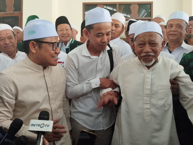 SOWAN : Cak Imin bersama dengan Kiai Haji Muhammad Thoifur Mawardi di Purworejo pada Rabu (11/10/23). (JIHAN ARON VAHERA/RADAR JOGJA)