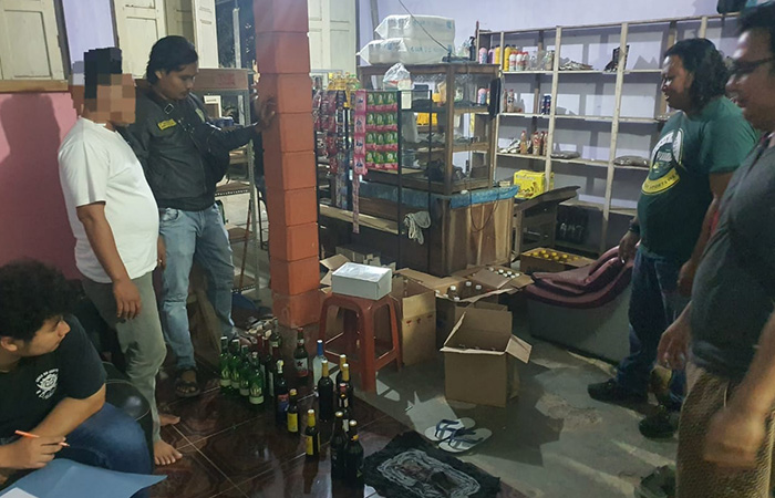 BARANG HARAM : Jajaran Satreskrim Polres Kebumen meringkus penjual miras berikut barang bukti 91 botol miras.POLRES KEBUMEN UNTUK RADAR KEBUMEN