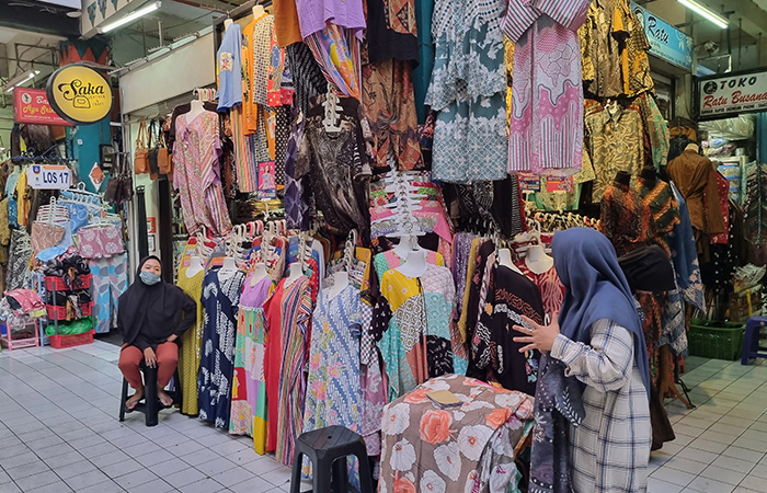 HARUS UPDATE: Suasana Pasar Beringharjo yang saat ini masih sepi pembeli. Untuk itu, para pelaku UMKM diminta untuk dapat adaptif dengan perkembangan teknologi.Fahmi Fahriza/Radar Jogja&nbsp;