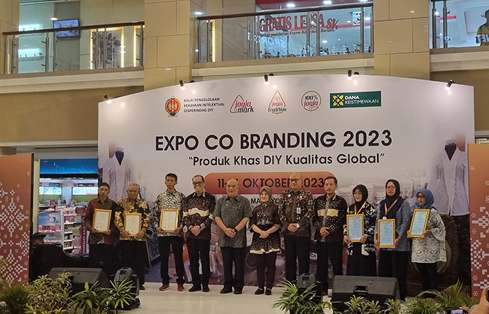 LANGKAH NYATA: Expo Co Branding yang diinisiasi Disperindag jadi upaya untuk meningkatkan segmentasi market UMKM DIJ. UMKM tersebut kini memiliki beberapa label Co Branding mulai dari Jogja Mark.