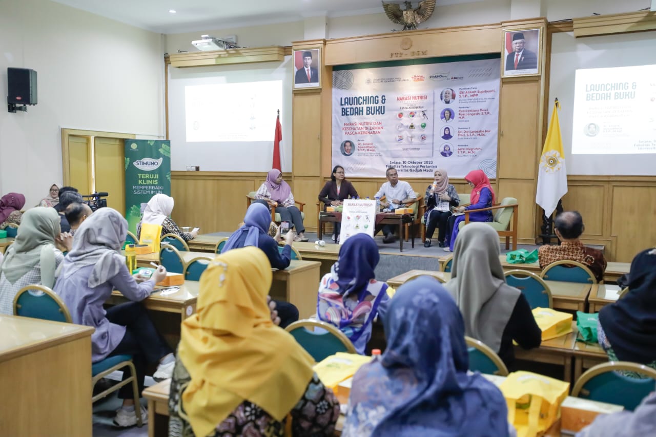 EDUKASI: Siti Atikoh Supriyanti menjadi pembicara tamu dalam acara peluncuran dan bedah buku berjudul "Narasi Nutrisi dan Kesehatan di Zaman Pasca-Kebenaran". (ISTIMEWA)