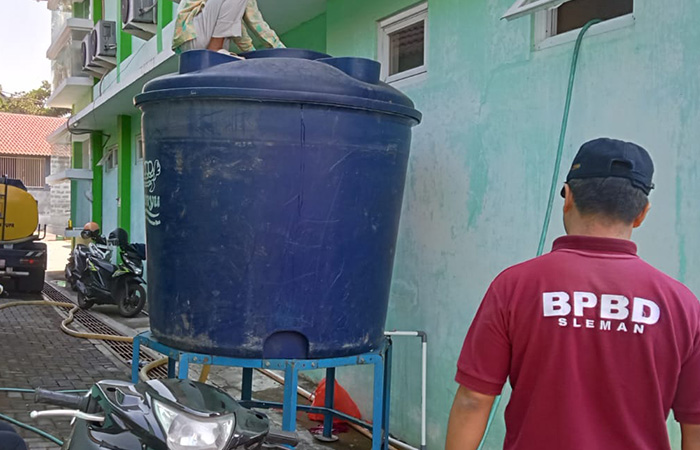 DAMPAK KEMARAU: Personel BPBD Sleman saat melakukan droping air bersih ke Puskesmas Ngaglik II.DOKUMENTASI BAMBANG KUNTORO&nbsp;