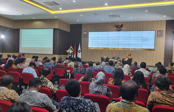 FOKUS: Diskusi panel perihal tantangan regulasi dan kebijakan sektor hulu minyak dan gas bumi di era dekarbonisasi yang merupakan kolaborasi antara Fakultas Hukum UII dan APHMET (11/10).