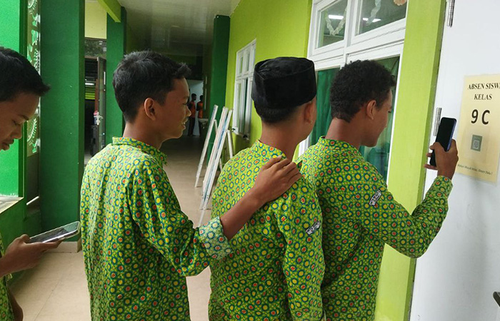 LEBIH MUDAH: Siswa MTsN 5 Sleman saat memindai barcode untuk presensi.Dokumentasi MTsN 5 Sleman