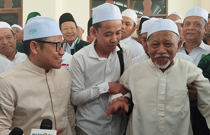 MINTA RESTU: Cak Imin bersama dengan Kiai Haji Muhammad Thoifur Mawardi di Purworejo, Rabu (11/11).JIHAN ARON VAHERA/RADAR JOGJA