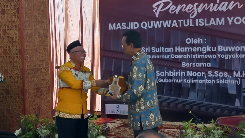 TULUS: Gubernur DIY Hamengku Buwono X menerima cenderamata dari Pemprov Kalimantan Selatan usai peresmian Masjid Quwwatul Islam Jogjakarta Selasa (10/10). (Winda A.I. Puspita/Radar Jogja)