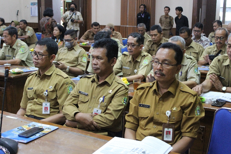 SINERGI: Pejabat di lingkungan Pemkab Gunungkidul mengikuti sarasehan Penguatan Tim Pelaksana Kesehatan Jiwa Masyarakat (TPKJM) di ruang rapat Setda Kabupaten Gunungkidul Selasa (10/10).