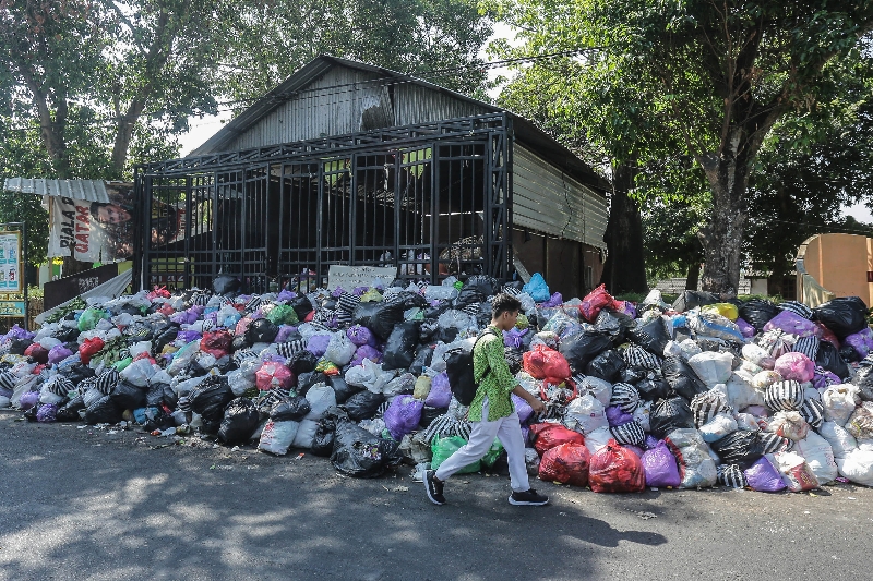 KOTOR: Tumpukkan sampah di depo dekat Lapangan Karang, Kotagede, Jogja, Rabu (11/10). (Elang Kharisma Dewangga/Radar Jogja)
