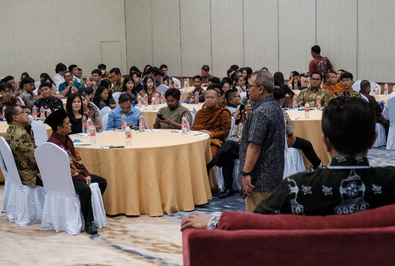 DIALOG: Mahasiswa Buddhis dan lintas agama dari berbagai daerah di Indonesia mengikuti pembinaan karakter dan moderasi beragama di Hotel Atria, Kota Magelang. (Naila Nihayah/Radar Jogja)