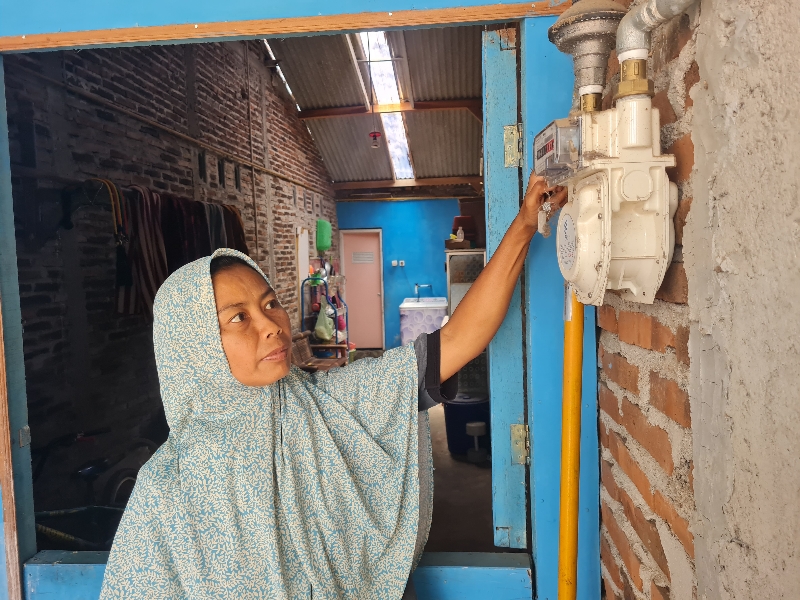 SIAP PAKAI: Warga memanfaatkan saluran pipa gas alam di rumahnya di Borobudur, Kabupaten Magelang, Rabu (11/10). (Naila Nihayah/Radar Jogja)