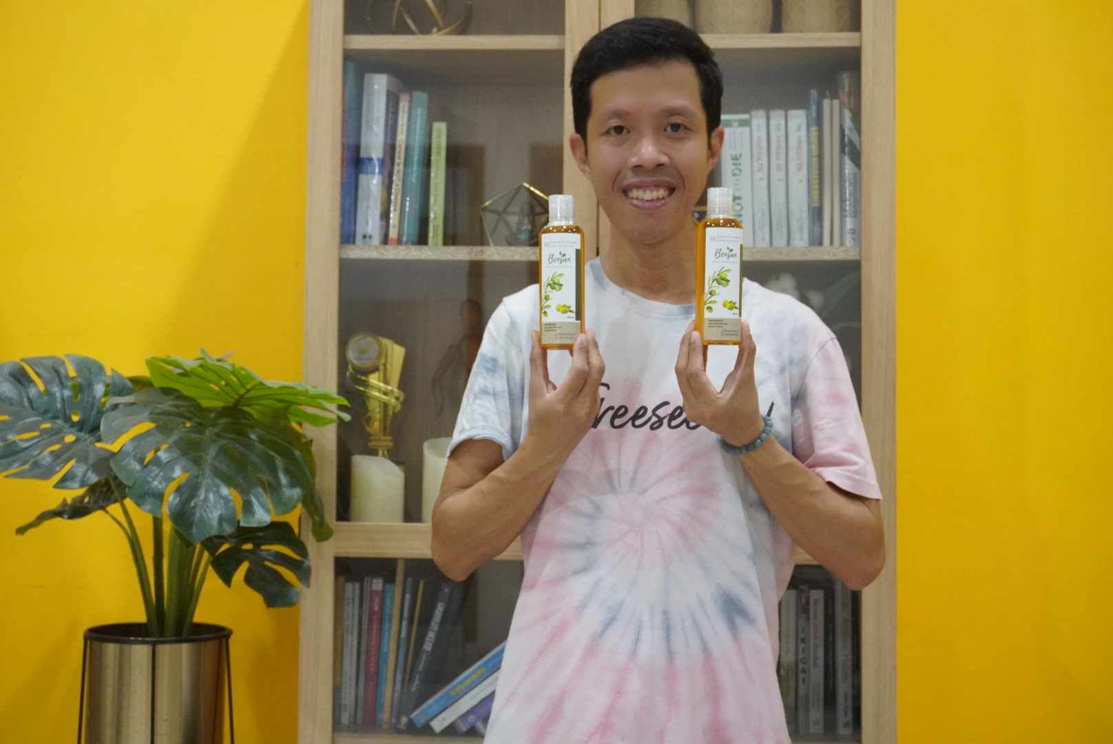INOVATIF: Benny memamerkan dua produk sabun yang diproduksinya sendiri. Hingga kini, sudah banyak pembeli dari berbagai daerah yang tertarik pada produknya. (ISTIMEWA)