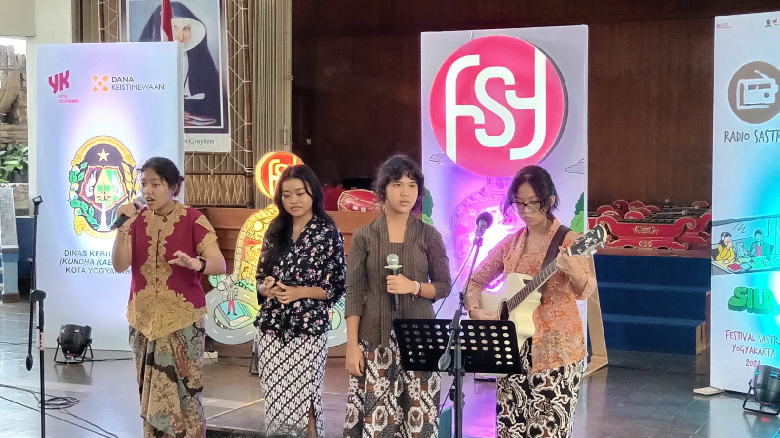 SEBARKAN: Salah satu kegiatan Radio Sastra diikuti oleh pelajar dan mahasiswa. (Dok Disbud Kota Jogja)