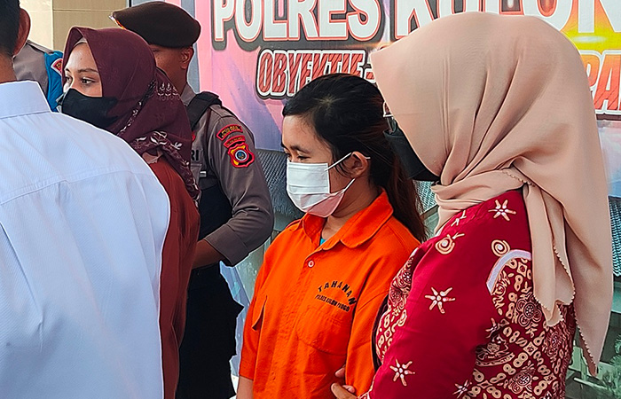 MASIH MUDA: EP saat di Mapolres Kulon Progo, kemarin. Dia ditangkap polisi karena tersandung kasus penggelapan uang perusahaan senilai ratusan juta rupiah.HENDRI UTOMO/RADAR JOGJA