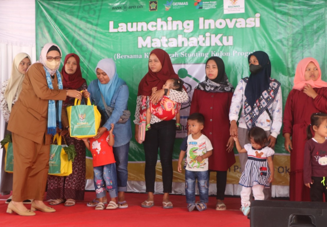 TEKAN: Pj Bupati Kulon progo Ni Made Dwipanti Indrayanti saat launching Program MatahatiKu di Kantor Kalurahan Kaliagung, Kapanewon Sentolo, Selasa (10/10). (HENDRI UTOMO/RADAR JOGJA)