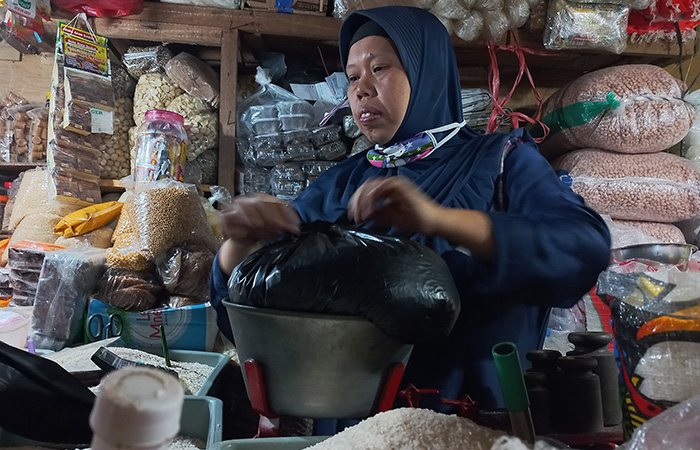 MASIH MAHAL: Pedagang Beras di Pasar Beringharjo Jogja saat melayani pelanggannya kemarin (12/10).Winda Atika Ira P/Radar Jogja&nbsp;