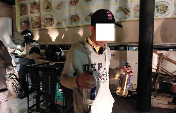 SIGAP: Patroli Tim URC Presisi Jogja dengan temuan pembawa miras jenis Vodka pada Rabu (11/10).Humas Polresta Jogja&nbsp;