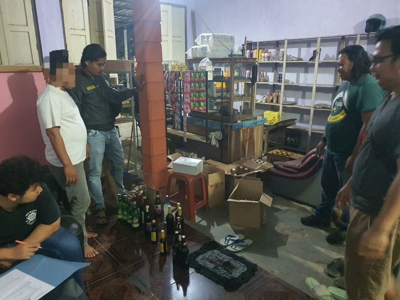 BARANG HARAM: Jajaran Satreskrim Polres Kebumen meringkus penjual miras berikut barang bukti 91 botol miras. (POLRES KEBUMEN UNTUK RADAR KEBUMEN)