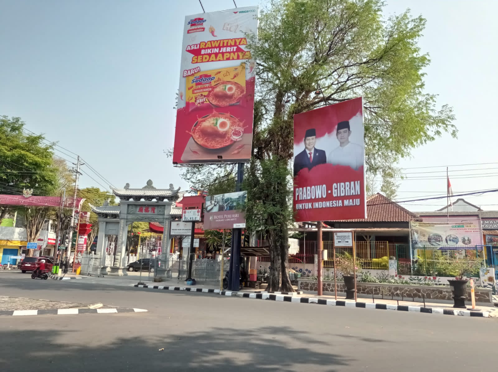 MEJENG: Baliho bergambar Prabowo dan Gibran mulai bermunculan di kota maupun Kabupaten Magelang.(Naila Nihayah/Radar Jogja)