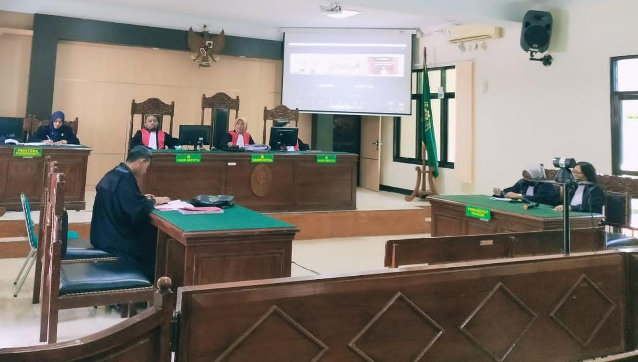 PIKIR-PIKIR: Suasana persidangan dengan agenda pembacaan putusan kasus Briptu M. Kharisma berlangsung di ruang Garuda Pengadilan Negeri (PN) Wonosari Kamis (12/10). (Gunawan/Radar Jogja)