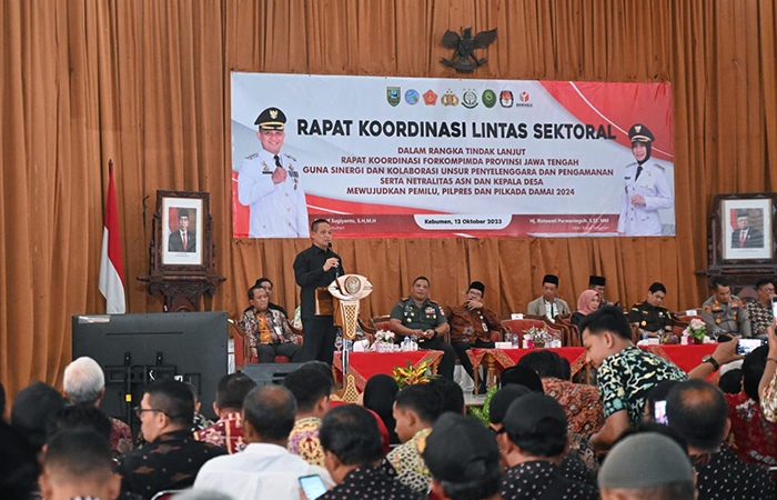 RAKOR : Pemkab Kebumen menggelar rapat koordinasi lintas sektoral membahas kerawanan Pemilu 2024.PROKOPIM KEBUMEN UNTUK RADAR KEBUMEN