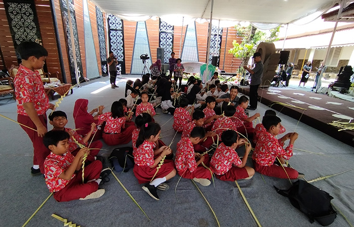 BERKREASI: Para pelajar SD di Kabupaten Purworejo antusias mengikuti edukasi janur di pameran temporer Museum Tosan Aji, (12/10).JIHAN ARON VAHERA/RADAR JOGJA