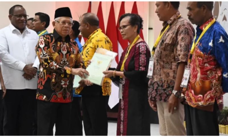 &nbsp; Penyerahan simbolis sertifikat tanah yang dilakukan oleh Wapres (wapresri.go.id)
