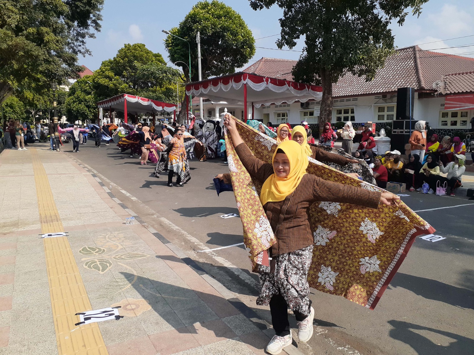 EVENT: Suasana senam massal dan parade batik dalam kegiatan Gebyar Batik Sleman di Lapangan Pemda Sleman. (IWAN N/RADAR JOGJA)