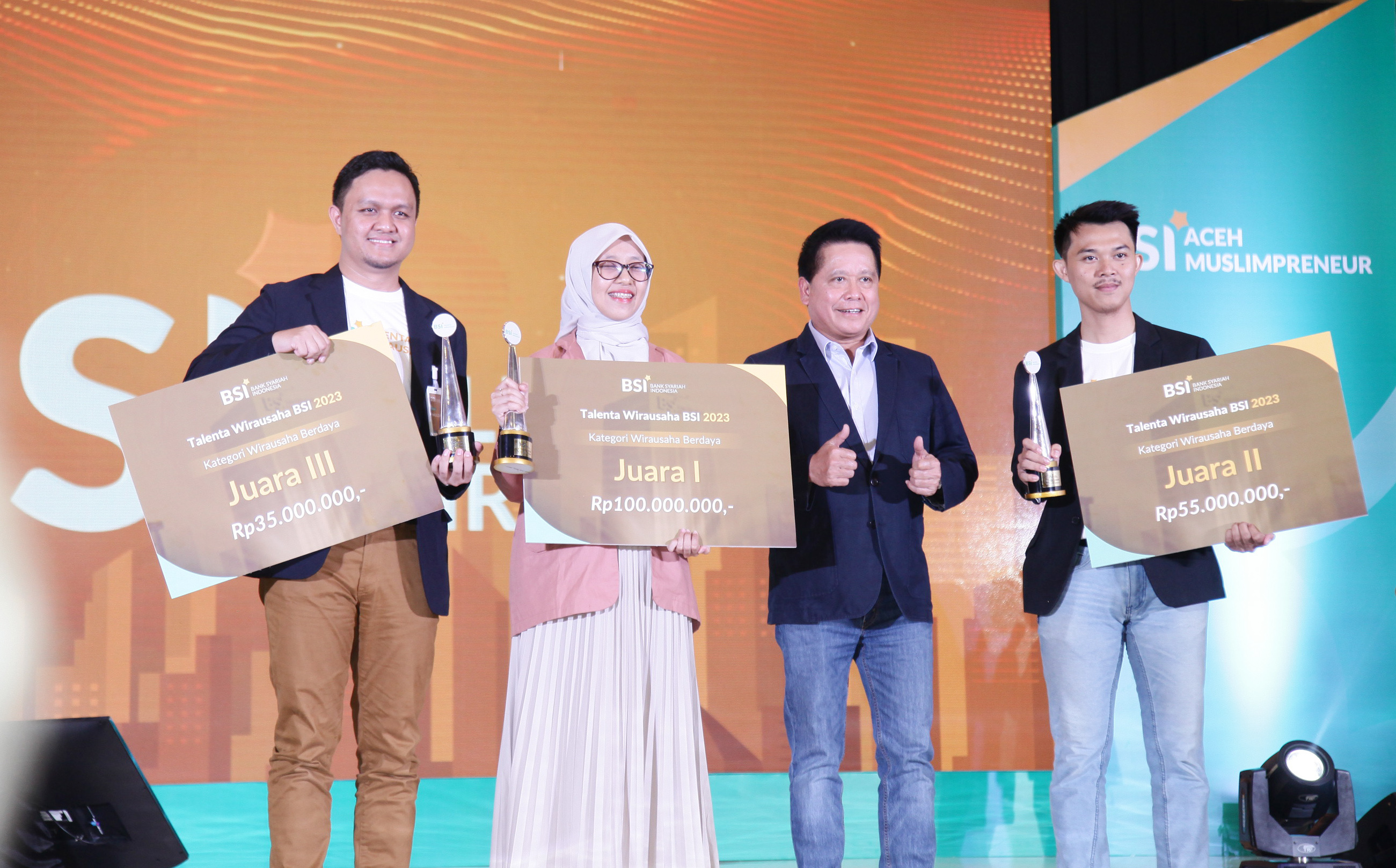 AWARD: Direktur Utama PT Bank Syariah Indonesia Tbk Hery Gunardi  (kanan kedua) saat menyerahkan piagam penghargaan dan simbolis hadiah kepada para pemenang program Talenta Wirausaha BSI (TWB).